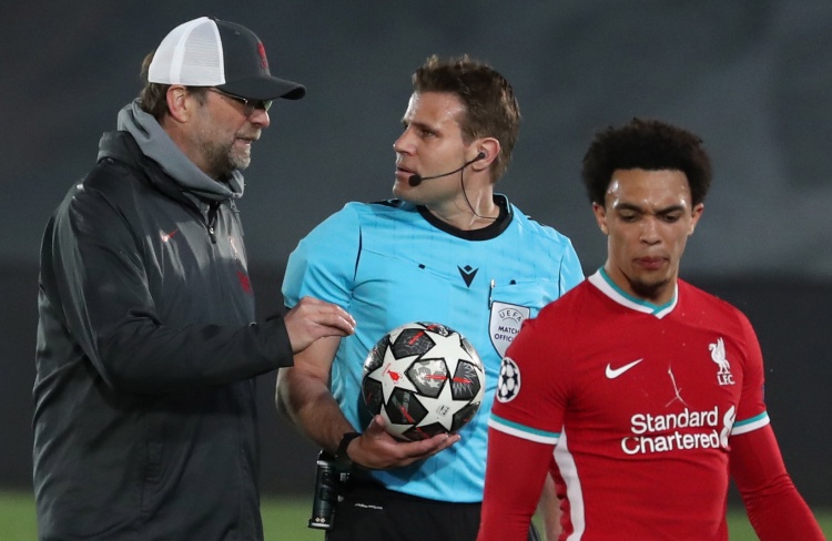 劳塔罗进球后比出A字，把进球献给受伤的前队友阿什拉夫（劳塔罗破门后比出“A”手势，将进球献给受伤的前队友阿什拉夫）