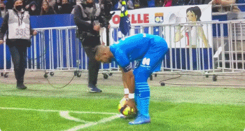 范戴克：更衣室的氛围一直很好，我们都渴望扭转局面（范戴克：更衣室始终团结，大家都盼尽快扭转颓势）