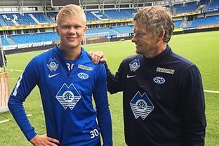 媒体人：邓涵文与云南玉昆更接近，重庆和铁人也有想法（知情人士称邓涵文更接近云南玉昆，重庆与铁人亦有意）