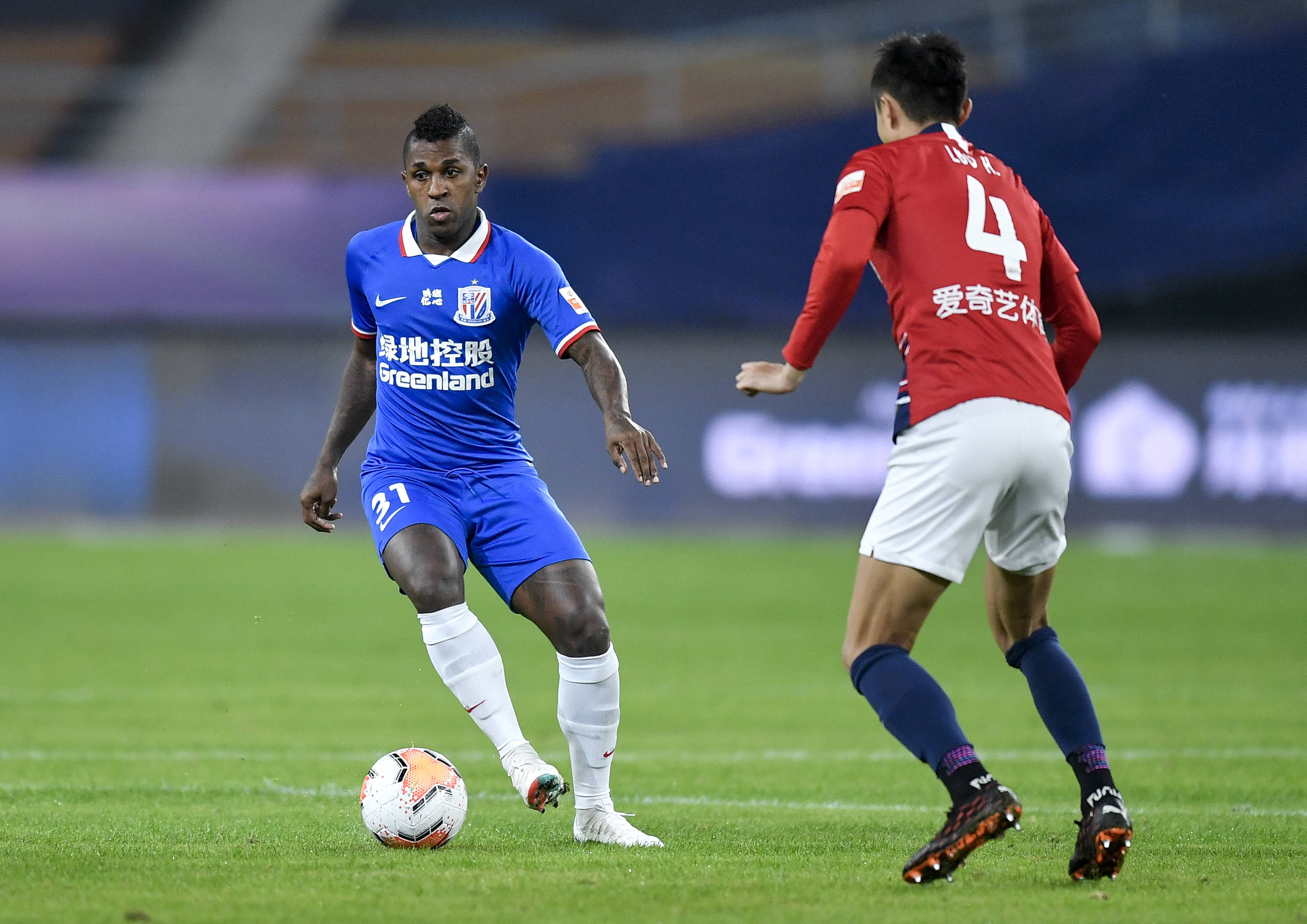 足球英超球队内部录像流出，球员争吵曝光（英超俱乐部内部视频泄露，球员争执画面曝光）