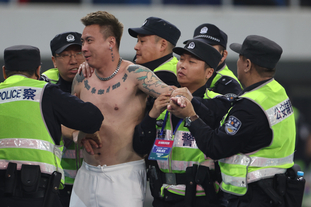 深圳男篮逆转广东王薪凯表现出色（深圳男篮完成逆转击败广东，王薪凯表现抢眼）