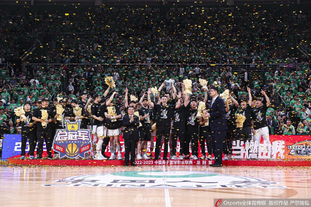 湖人斯马特谈伤势：就是背部痉挛，属于多年积劳造成的损耗（湖人斯马特谈伤情：背部痉挛，系长期积劳所致的磨损）