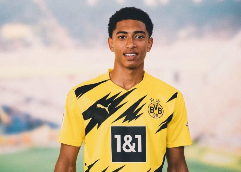 图片报：法兰克福解雇队医，因其在球队下榻酒店治疗对手球员（图片报：法兰克福解聘队医，因在球队驻地为对手球员诊治）