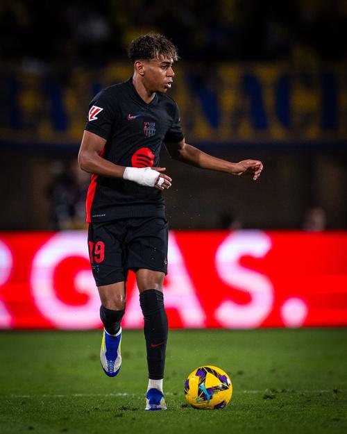 马雷斯卡：下半场球队本应进更多球，裁判判罚尺度让我很不满（马雷斯卡：下半场本该收获更多进球，对裁判吹罚尺度十分不满）