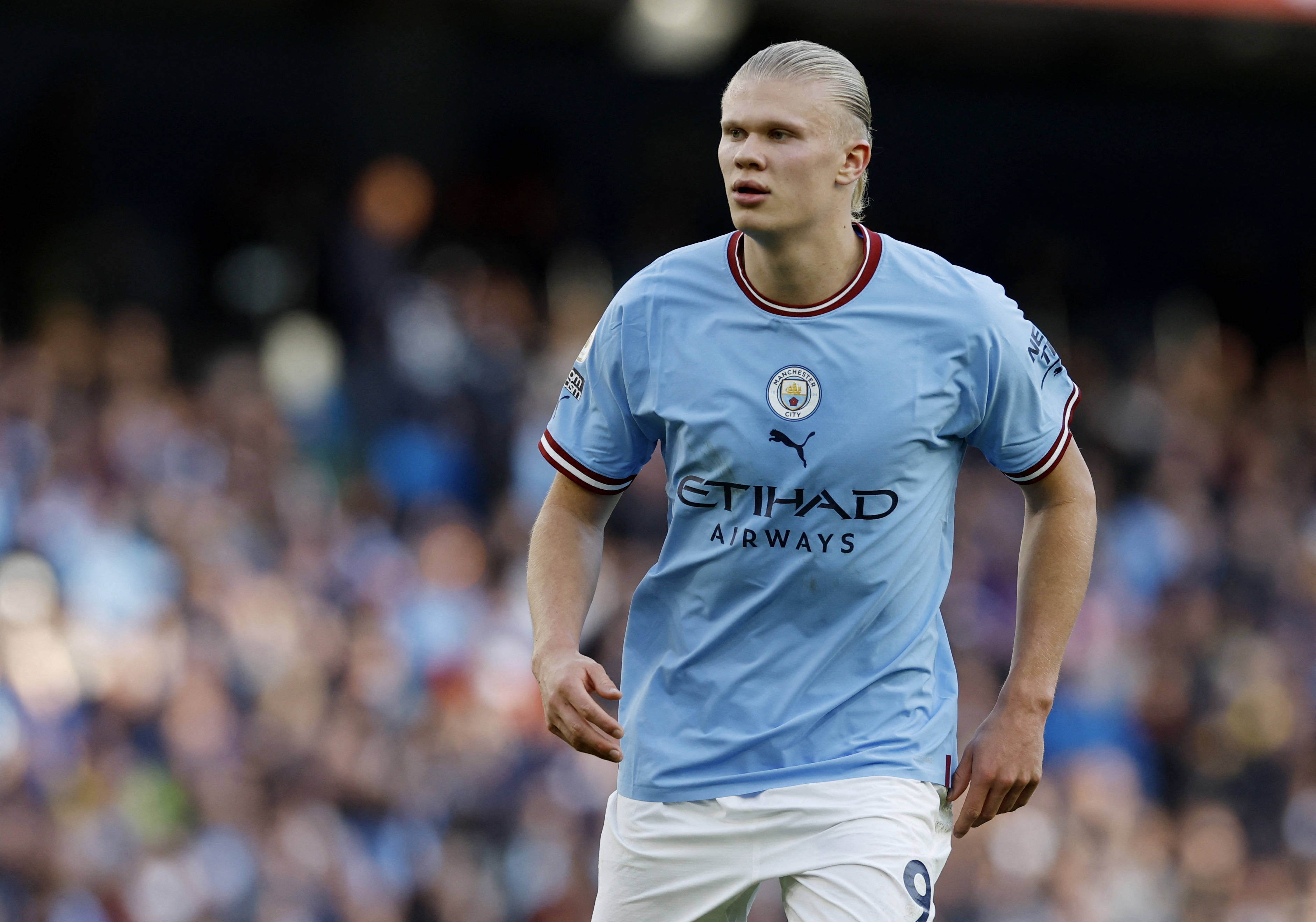 在直播镜头前被弗拉门戈球迷暴力扯头发，女记者发文呼吁尊重（直播中遭弗拉门戈球迷粗暴揪发，女记者发声呼吁尊重）