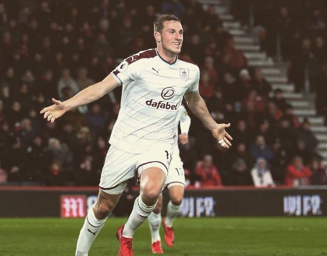 曼联比赛真的太有意思了，虽然这球很丑陋，但你就说进没进吧（曼联比赛戏剧性十足，这球虽丑，问题是进没进？）