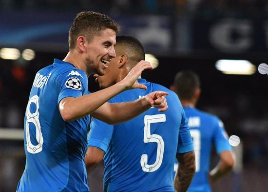 国脚连续射门被封堵仍不气馁（射门接连被挡，国脚斗志不减）