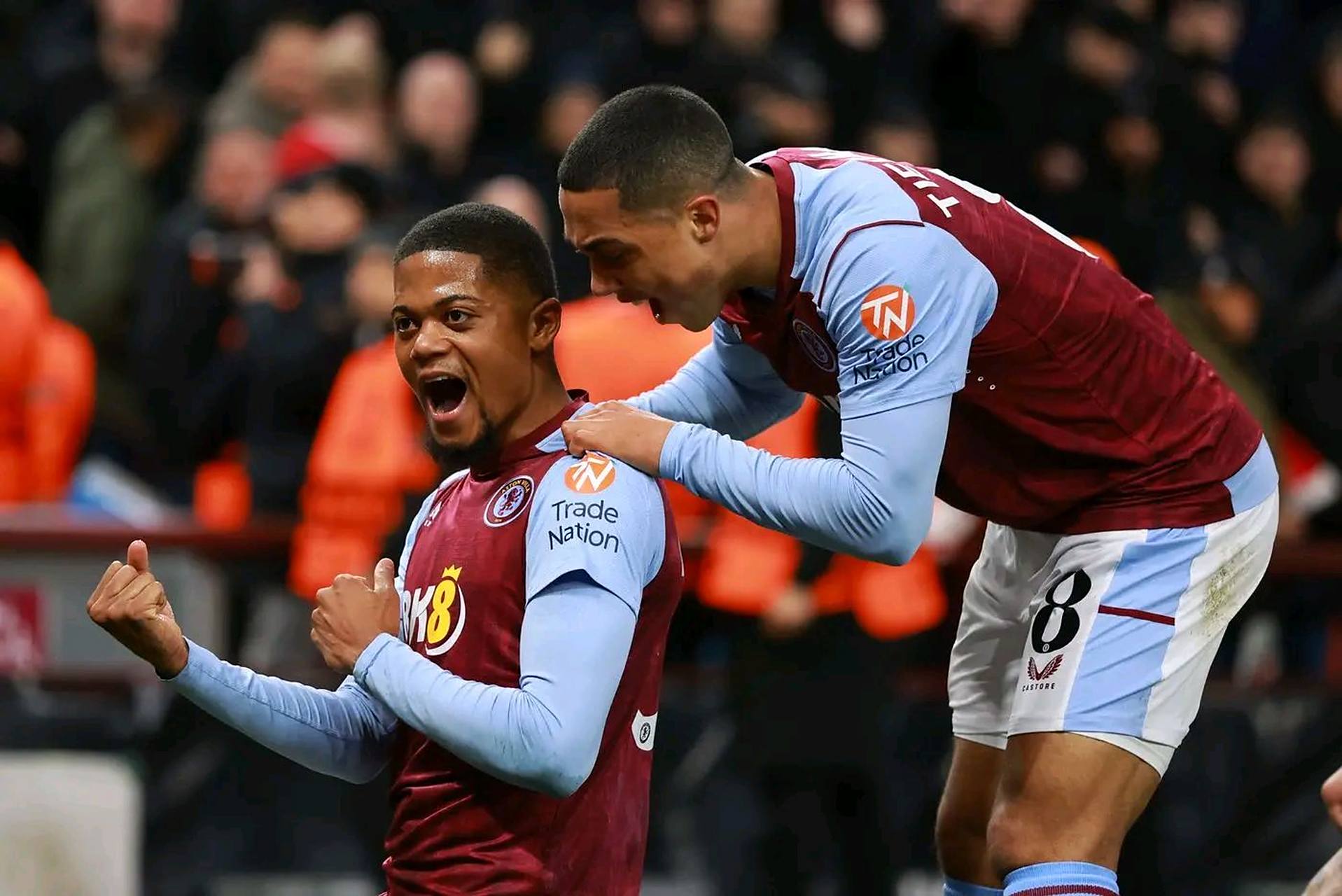 调皮二娃上线，穆勒庆祝夺冠时和25号队友高尔德顶牛假装受伤（穆勒夺冠庆祝与25号高尔德顶牛嬉闹，二娃调皮上演装伤）