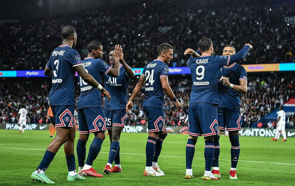 足球意大利名将宣布退役，时代落幕（意大利足坛传奇宣布挂靴，一个时代谢幕）