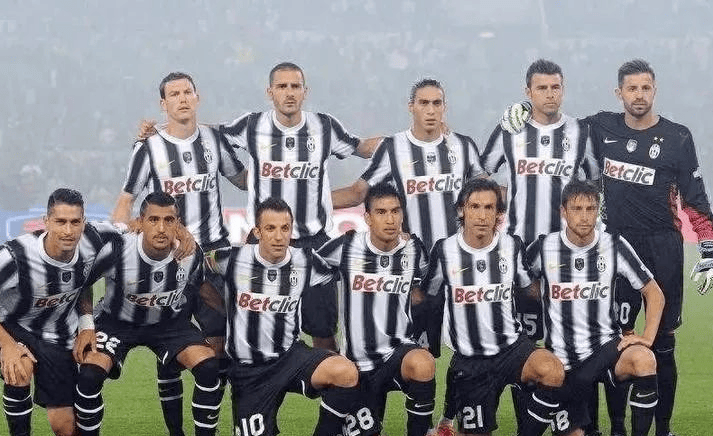 姆巴佩双响+库尔图瓦神扑！皇马客场群星闪耀，多名主力带伤出战（姆巴佩梅开二度，库尔图瓦高接低挡！皇马客场群星发光，多名主力带伤登场）