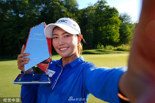 网红“小溥仪”现场观战北京国安比赛，与张稀哲合影留念（网红“小溥仪”亲临现场观战北京国安，与张稀哲合影）